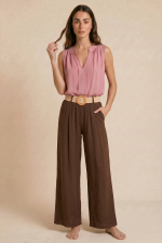 Malta Παντελόνα in brown, Η Malta Παντελόνα in khaki  είναι το απόλυτο effortless κομμάτι για minimal καλοκαιρινές εμφανίσεις με άνεση και κομψότητα. Η φαρδιά γραμμή της χαρίζει αέρινη κίνηση και relaxed εφαρμογή, ενώ το λάστιχο στο πίσω μέρος προσφέρει άνεση και τέλεια εφαρμογή στη μέση. Το ύφασμά της είναι εξαιρετικά δροσερό, ανάλαφρο και απαλό στην αφή, ιδανικό ακόμα και για ευαίσθητα δέρματα. Συνδυάζεται εύκολα με basic tops, λινά πουκάμισα ή crop tops για chic everyday looks. Styling Tip Συνδύασέ τη με basic tops, oversized πουκάμισα ή fitted bodysuits για effortless summer looks από το πρωί έως το βράδυ.