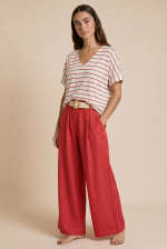 Ριγέ t-shirt viscose Κωδ¨22526 Χαρακτηριστικά Προϊόντος • Ύφασμα: Viscose – linen  blend • Γραμμή: Oversized • Εφαρμογή: Άνετη & αέρινη • Λαιμόκοψη: V neckline • Σχέδιο: Ριγέ melange • Υφή: Πολύ μαλακή & breathable • Δεν τσιμπάει • Κατάλληλο για ευαίσθητα δέρματα & άτομα με αλλεργίες • Ανάλαφρη καλοκαιρινή αίσθηση • Ιδανικό για καθημερινό & resort styling  Διαστάσεις • Στήθος: έως 120 cm • Μέση: έως 120 cm • Περιφέρεια: έως 125 cm • Μήκος: κανονικό Φροντίδα • Πλύσιμο έως 30°C • Χωρίς στύψιμο • Φυσικό στέγνωμα