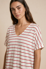 Ριγέ t-shirt viscose Κωδ¨22526 Χαρακτηριστικά Προϊόντος • Ύφασμα: Viscose – linen  blend • Γραμμή: Oversized • Εφαρμογή: Άνετη & αέρινη • Λαιμόκοψη: V neckline • Σχέδιο: Ριγέ melange • Υφή: Πολύ μαλακή & breathable • Δεν τσιμπάει • Κατάλληλο για ευαίσθητα δέρματα & άτομα με αλλεργίες • Ανάλαφρη καλοκαιρινή αίσθηση • Ιδανικό για καθημερινό & resort styling  Διαστάσεις • Στήθος: έως 120 cm • Μέση: έως 120 cm • Περιφέρεια: έως 125 cm • Μήκος: κανονικό Φροντίδα • Πλύσιμο έως 30°C • Χωρίς στύψιμο • Φυσικό στέγνωμα
