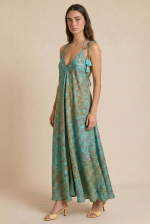 Julie Dress in Mint Χαρακτηριστικά Προϊόντος • Υλικό: 100% Art Silk • Υφή: Ανάλαφρη, δροσερή & σατινέ • Γραμμή: Maxi με αέρινη εφαρμογή • Κόψιμο: Ασύμμετρο που κολακεύει τη σιλουέτα • Λαιμόκοψη: V cut μπροστά & πίσω • Ραντάκια: Κορδονάκια που δένουν και προσαρμόζονται • Τελείωμα: Ασύμμετρο • Ιδιότητα: Non Iron • Μέγεθος: One Size (καλύπτει έως Large Plus)  Εφαρμογή • Άνετη, αέρινη εφαρμογή • Καλύπτει άνετα έως L/XL  Οδηγίες Φροντίδας • Πλύσιμο στο χέρι ή στους 30°C • Χωρίς στύψιμο • Φυσικό στέγνωμα • Δεν απαιτεί σιδέρωμα (non iron)