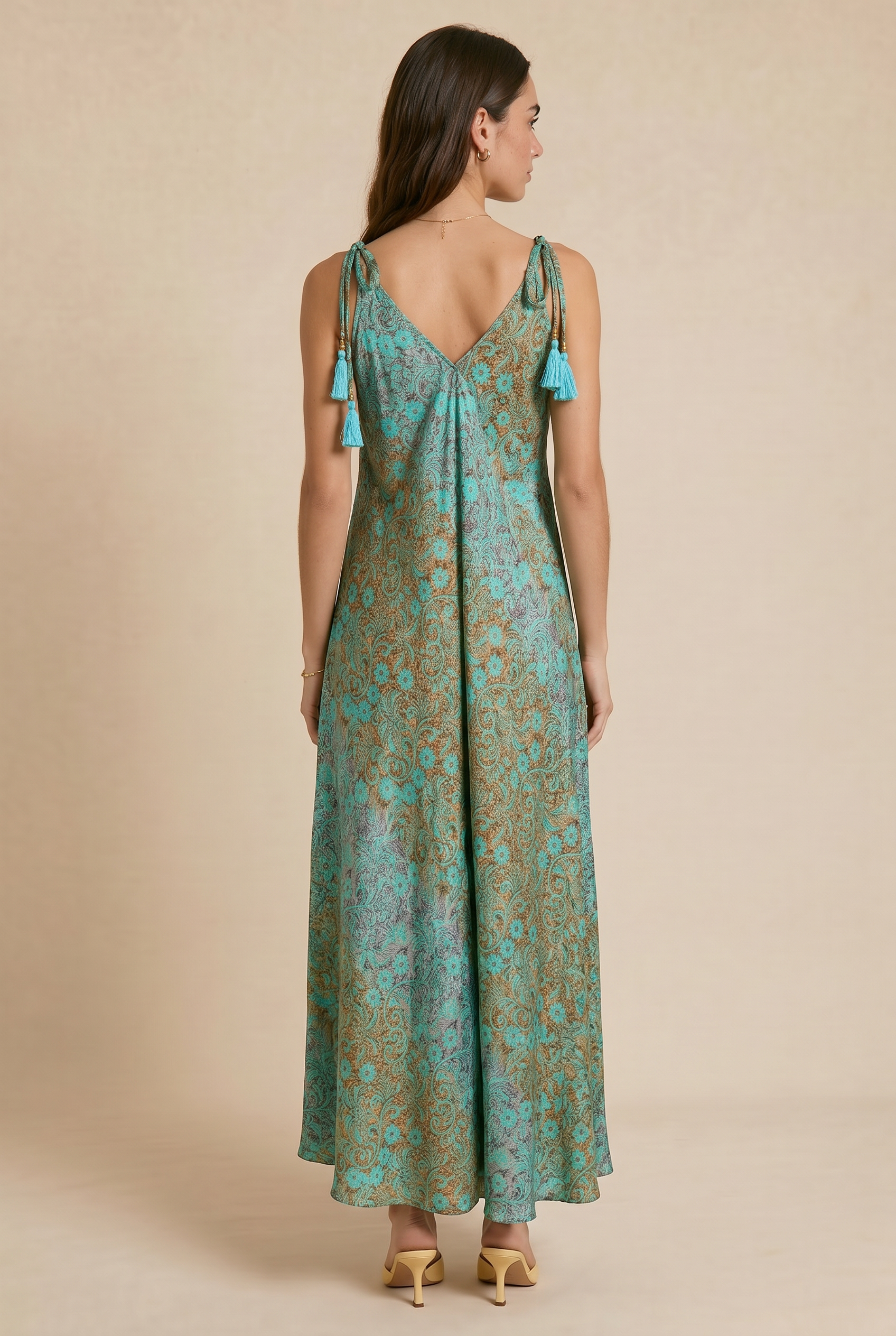 Julie Dress in Mint Χαρακτηριστικά Προϊόντος • Υλικό: 100% Art Silk • Υφή: Ανάλαφρη, δροσερή & σατινέ • Γραμμή: Maxi με αέρινη εφαρμογή • Κόψιμο: Ασύμμετρο που κολακεύει τη σιλουέτα • Λαιμόκοψη: V cut μπροστά & πίσω • Ραντάκια: Κορδονάκια που δένουν και προσαρμόζονται • Τελείωμα: Ασύμμετρο • Ιδιότητα: Non Iron • Μέγεθος: One Size (καλύπτει έως Large Plus)  Εφαρμογή • Άνετη, αέρινη εφαρμογή • Καλύπτει άνετα έως L/XL  Οδηγίες Φροντίδας • Πλύσιμο στο χέρι ή στους 30°C • Χωρίς στύψιμο • Φυσικό στέγνωμα • Δεν απαιτεί σιδέρωμα (non iron)