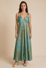 Julie Dress in Mint Χαρακτηριστικά Προϊόντος • Υλικό: 100% Art Silk • Υφή: Ανάλαφρη, δροσερή & σατινέ • Γραμμή: Maxi με αέρινη εφαρμογή • Κόψιμο: Ασύμμετρο που κολακεύει τη σιλουέτα • Λαιμόκοψη: V cut μπροστά & πίσω • Ραντάκια: Κορδονάκια που δένουν και προσαρμόζονται • Τελείωμα: Ασύμμετρο • Ιδιότητα: Non Iron • Μέγεθος: One Size (καλύπτει έως Large Plus)  Εφαρμογή • Άνετη, αέρινη εφαρμογή • Καλύπτει άνετα έως L/XL  Οδηγίες Φροντίδας • Πλύσιμο στο χέρι ή στους 30°C • Χωρίς στύψιμο • Φυσικό στέγνωμα • Δεν απαιτεί σιδέρωμα (non iron)