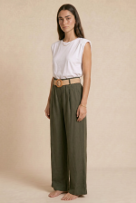 Malta Παντελόνα in khaki   Η Malta Παντελόνα in khaki  είναι το απόλυτο effortless κομμάτι για minimal καλοκαιρινές εμφανίσεις με άνεση και κομψότητα. Η φαρδιά γραμμή της χαρίζει αέρινη κίνηση και relaxed εφαρμογή, ενώ το λάστιχο στο πίσω μέρος προσφέρει άνεση και τέλεια εφαρμογή στη μέση. Το ύφασμά της είναι εξαιρετικά δροσερό, ανάλαφρο και απαλό στην αφή, ιδανικό ακόμα και για ευαίσθητα δέρματα. Συνδυάζεται εύκολα με basic tops, λινά πουκάμισα ή crop tops για chic everyday looks. Styling Tip Συνδύασέ τη με basic tops, oversized πουκάμισα ή fitted bodysuits για effortless summer looks από το πρωί έως το βράδυ.