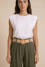 Malta Παντελόνα in khaki   Η Malta Παντελόνα in khaki  είναι το απόλυτο effortless κομμάτι για minimal καλοκαιρινές εμφανίσεις με άνεση και κομψότητα. Η φαρδιά γραμμή της χαρίζει αέρινη κίνηση και relaxed εφαρμογή, ενώ το λάστιχο στο πίσω μέρος προσφέρει άνεση και τέλεια εφαρμογή στη μέση. Το ύφασμά της είναι εξαιρετικά δροσερό, ανάλαφρο και απαλό στην αφή, ιδανικό ακόμα και για ευαίσθητα δέρματα. Συνδυάζεται εύκολα με basic tops, λινά πουκάμισα ή crop tops για chic everyday looks. Styling Tip Συνδύασέ τη με basic tops, oversized πουκάμισα ή fitted bodysuits για effortless summer looks από το πρωί έως το βράδυ.
