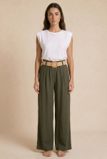 Malta Παντελόνα in khaki   Η Malta Παντελόνα in khaki  είναι το απόλυτο effortless κομμάτι για minimal καλοκαιρινές εμφανίσεις με άνεση και κομψότητα. Η φαρδιά γραμμή της χαρίζει αέρινη κίνηση και relaxed εφαρμογή, ενώ το λάστιχο στο πίσω μέρος προσφέρει άνεση και τέλεια εφαρμογή στη μέση. Το ύφασμά της είναι εξαιρετικά δροσερό, ανάλαφρο και απαλό στην αφή, ιδανικό ακόμα και για ευαίσθητα δέρματα. Συνδυάζεται εύκολα με basic tops, λινά πουκάμισα ή crop tops για chic everyday looks. Styling Tip Συνδύασέ τη με basic tops, oversized πουκάμισα ή fitted bodysuits για effortless summer looks από το πρωί έως το βράδυ.