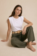 Malta Παντελόνα in khaki   Η Malta Παντελόνα in khaki  είναι το απόλυτο effortless κομμάτι για minimal καλοκαιρινές εμφανίσεις με άνεση και κομψότητα. Η φαρδιά γραμμή της χαρίζει αέρινη κίνηση και relaxed εφαρμογή, ενώ το λάστιχο στο πίσω μέρος προσφέρει άνεση και τέλεια εφαρμογή στη μέση. Το ύφασμά της είναι εξαιρετικά δροσερό, ανάλαφρο και απαλό στην αφή, ιδανικό ακόμα και για ευαίσθητα δέρματα. Συνδυάζεται εύκολα με basic tops, λινά πουκάμισα ή crop tops για chic everyday looks. Styling Tip Συνδύασέ τη με basic tops, oversized πουκάμισα ή fitted bodysuits για effortless summer looks από το πρωί έως το βράδυ.