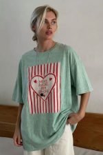 Oversized Cotton T-Shirt More Amore Το oversized cotton t-shirt “More Amore” είναι το απόλυτο statement κομμάτι για casual και fun εμφανίσεις. Με άνετη unisex γραμμή και μαλακό βαμβακερό ύφασμα, προσφέρει άνεση και στυλ όλη μέρα. Το ιδιαίτερο print με καρδιά και μήνυμα “More Amore Per Favore” δίνει playful και μοντέρνο χαρακτήρα, μετατρέποντας ένα basic t-shirt σε fashion item που ξεχωρίζει. Ιδανικό για καθημερινά looks με χαρακτήρα και θετική διάθεση. Styling Tips • Συνδύασέ το με jeans για effortless καθημερινό look • Φόρεσέ το με shorts για καλοκαιρινό outfit • Ταιριάζει τέλεια με sneakers για casual style • Βάλε το μέσα από blazer για cool contrast