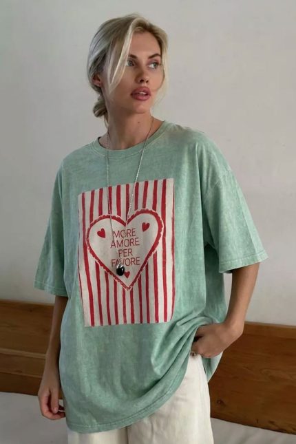 Oversized Cotton T-Shirt More Amore Το oversized cotton t-shirt “More Amore” είναι το απόλυτο statement κομμάτι για casual και fun εμφανίσεις. Με άνετη unisex γραμμή και μαλακό βαμβακερό ύφασμα, προσφέρει άνεση και στυλ όλη μέρα. Το ιδιαίτερο print με καρδιά και μήνυμα “More Amore Per Favore” δίνει playful και μοντέρνο χαρακτήρα, μετατρέποντας ένα basic t-shirt σε fashion item που ξεχωρίζει. Ιδανικό για καθημερινά looks με χαρακτήρα και θετική διάθεση. Styling Tips • Συνδύασέ το με jeans για effortless καθημερινό look • Φόρεσέ το με shorts για καλοκαιρινό outfit • Ταιριάζει τέλεια με sneakers για casual style • Βάλε το μέσα από blazer για cool contrast