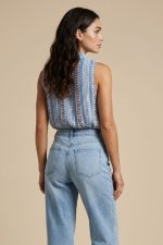 Το Pafos neckhalter top in  baby blue είναι η τέλεια επιλογή για δροσερά και κομψά καλοκαιρινά looks. Η απαλή γαλάζια απόχρωση χαρίζει φρεσκάδα και φωτεινότητα, ενώ η halter λαιμόκοψη προσθέτει μία μοντέρνα και θηλυκή πινελιά. Η άνετη balloon γραμμή με λάστιχο στο τελείωμα δημιουργεί όμορφο όγκο και προσφέρει χαλαρή εφαρμογή που κολακεύει το σώμα. Το ύφασμα συνδυάζει viscose φόδρα εσωτερικά με crepe υφή εξωτερικά, εξασφαλίζοντας ανάλαφρη αίσθηση και φυσική κίνηση. Χάρη στη viscose επένδυση, είναι ιδανικό για ευαίσθητες επιδερμίδες, ενώ η διακριτική glitter κλωστή μέσα στο pattern χαρίζει μία subtle λάμψη που αναβαθμίζει το σύνολο χωρίς υπερβολές. Ένα elegant και εύκολο κομμάτι που φοριέται από το πρωί έως το βράδυ.  Styling Tips • Συνδύασέ το με λευκό παντελόνι για fresh summer look • Φόρεσέ το με denim για casual chic εμφανίσεις • Ταιριάζει ιδανικά με σανδάλια ή espadrilles • Πρόσθεσε χρυσά κοσμήματα για πιο elegant αποτέλεσμα