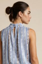 Το Pafos neckhalter top in  baby blue είναι η τέλεια επιλογή για δροσερά και κομψά καλοκαιρινά looks. Η απαλή γαλάζια απόχρωση χαρίζει φρεσκάδα και φωτεινότητα, ενώ η halter λαιμόκοψη προσθέτει μία μοντέρνα και θηλυκή πινελιά. Η άνετη balloon γραμμή με λάστιχο στο τελείωμα δημιουργεί όμορφο όγκο και προσφέρει χαλαρή εφαρμογή που κολακεύει το σώμα. Το ύφασμα συνδυάζει viscose φόδρα εσωτερικά με crepe υφή εξωτερικά, εξασφαλίζοντας ανάλαφρη αίσθηση και φυσική κίνηση. Χάρη στη viscose επένδυση, είναι ιδανικό για ευαίσθητες επιδερμίδες, ενώ η διακριτική glitter κλωστή μέσα στο pattern χαρίζει μία subtle λάμψη που αναβαθμίζει το σύνολο χωρίς υπερβολές. Ένα elegant και εύκολο κομμάτι που φοριέται από το πρωί έως το βράδυ.  Styling Tips • Συνδύασέ το με λευκό παντελόνι για fresh summer look • Φόρεσέ το με denim για casual chic εμφανίσεις • Ταιριάζει ιδανικά με σανδάλια ή espadrilles • Πρόσθεσε χρυσά κοσμήματα για πιο elegant αποτέλεσμα