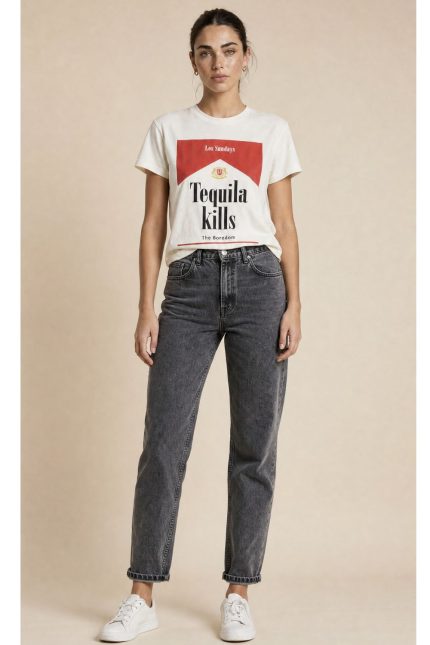 Το T-shirt Tequila “Tequila Kills Boredom” είναι το απόλυτο fun κομμάτι που θα δώσει χαρακτήρα σε κάθε casual εμφάνιση. Με playful graphic και άνετη oversized γραμμή, είναι ιδανικό για outfits που ξεχωρίζουν χωρίς προσπάθεια. Κατασκευασμένο από  βαμβάκι, προσφέρει απαλή υφή και άνεση όλη μέρα. Η crew λαιμόκοψη και τα κοντά μανίκια το κάνουν ένα all-time classic, ενώ το statement print μπροστά δίνει cool και ανεπιτήδευτο στυλ. Το τέλειο tee για να απογειώσεις τα everyday looks σου.  Styling Tips • Συνδύασέ το με jeans για effortless casual look • Φόρεσέ το με biker shorts για sporty chic outfit • Βάλε το μέσα από blazer για πιο fashion-forward αποτέλεσμα • Ιδανικό με sneakers ή flat sandals