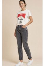 Το T-shirt Tequila “Tequila Kills Boredom” είναι το απόλυτο fun κομμάτι που θα δώσει χαρακτήρα σε κάθε casual εμφάνιση. Με playful graphic και άνετη oversized γραμμή, είναι ιδανικό για outfits που ξεχωρίζουν χωρίς προσπάθεια. Κατασκευασμένο από  βαμβάκι, προσφέρει απαλή υφή και άνεση όλη μέρα. Η crew λαιμόκοψη και τα κοντά μανίκια το κάνουν ένα all-time classic, ενώ το statement print μπροστά δίνει cool και ανεπιτήδευτο στυλ. Το τέλειο tee για να απογειώσεις τα everyday looks σου.  Styling Tips • Συνδύασέ το με jeans για effortless casual look • Φόρεσέ το με biker shorts για sporty chic outfit • Βάλε το μέσα από blazer για πιο fashion-forward αποτέλεσμα • Ιδανικό με sneakers ή flat sandals