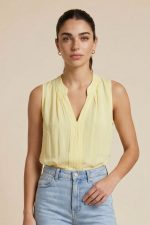 Η Monica αμάνικη πουκαμίσα in Yellow είναι η ιδανική επιλογή για φωτεινά και κομψά καλοκαιρινά looks. Με αέρινη γραμμή και loose εφαρμογή, προσφέρει άνεση και ελευθερία κινήσεων, ενώ το minimal design την κάνει εύκολη στο styling. Η mao λαιμόκοψη δίνει μοντέρνο χαρακτήρα, ενώ το ασύμμετρο μήκος χαρίζει κίνηση και ιδιαίτερο στυλ. Το μαλακό viscose ύφασμα είναι δροσερό, breathable και ευχάριστο στην αφή, ιδανικό για καθημερινή χρήση. Ένα versatile κομμάτι που μπορεί να φορεθεί από το πρωί έως το βράδυ. Styling Tips • Συνδύασέ τη με λευκό παντελόνι για fresh summer look • Φόρεσέ τη με jeans για casual καθημερινό outfit • Ταιριάζει τέλεια με φούστα για πιο chic εμφανίσεις • Ιδανική για layering κάτω από σακάκι ή kimono