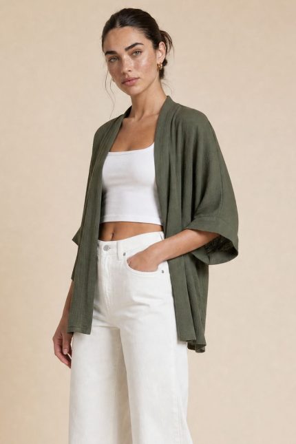 Ζακέτα kimono in Khaki Η Ζακέτα kimono in Khaki  είναι το απόλυτο layering κομμάτι για κομψά και effortless looks. Με μακριά, χαλαρή γραμμή και minimal αισθητική, προσφέρει άνεση και στυλ σε κάθε εμφάνιση. Το μαλακό crepe ύφασμα με non-iron ιδιότητα χαρίζει ανάλαφρη αίσθηση και πρακτικότητα, ενώ τα φαρδιά 3/4 μανίκια προσθέτουν κομψότητα και σύγχρονο χαρακτήρα. Μπορεί να φορεθεί τόσο ανοιχτό σαν kimono όσο και κλειστό σαν μπλούζα, προσφέροντας πολλαπλούς συνδυασμούς. Ένα versatile κομμάτι που δεν πρέπει να λείπει από καμία γκαρνταρόμπα.  Styling Tips • Φόρεσέ το ανοιχτό πάνω από φόρεμα για elegant layering • Συνδύασέ το με jeans & top για casual chic look • Κλείσε το και φόρεσέ το σαν μπλούζα για minimal outfit • Ιδανικό με σανδάλια ή mules για καλοκαιρινό στυλ