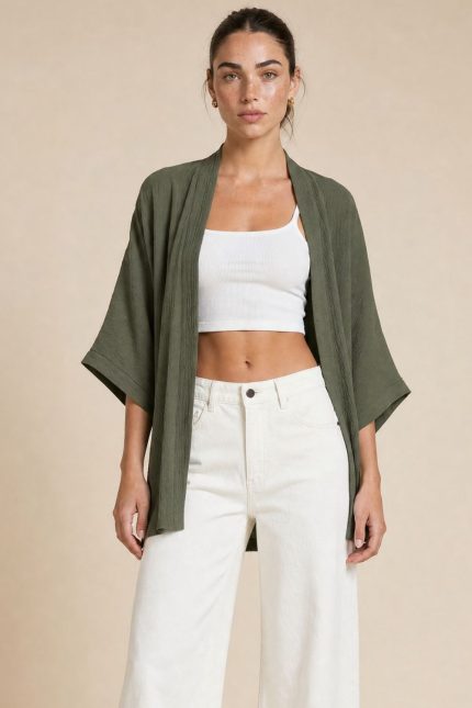 Ζακέτα kimono in Khaki Η Ζακέτα kimono in Khaki  είναι το απόλυτο layering κομμάτι για κομψά και effortless looks. Με μακριά, χαλαρή γραμμή και minimal αισθητική, προσφέρει άνεση και στυλ σε κάθε εμφάνιση. Το μαλακό crepe ύφασμα με non-iron ιδιότητα χαρίζει ανάλαφρη αίσθηση και πρακτικότητα, ενώ τα φαρδιά 3/4 μανίκια προσθέτουν κομψότητα και σύγχρονο χαρακτήρα. Μπορεί να φορεθεί τόσο ανοιχτό σαν kimono όσο και κλειστό σαν μπλούζα, προσφέροντας πολλαπλούς συνδυασμούς. Ένα versatile κομμάτι που δεν πρέπει να λείπει από καμία γκαρνταρόμπα.  Styling Tips • Φόρεσέ το ανοιχτό πάνω από φόρεμα για elegant layering • Συνδύασέ το με jeans & top για casual chic look • Κλείσε το και φόρεσέ το σαν μπλούζα για minimal outfit • Ιδανικό με σανδάλια ή mules για καλοκαιρινό στυλ