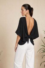 Ζακέτα kimono in black Η  ζακέτα kimono in black είναι ένα απόλυτα versatile κομμάτι που προσαρμόζεται σε κάθε στυλ. Με μακριά, χαλαρή γραμμή και minimal αισθητική, προσφέρει άνεση και κομψότητα σε κάθε εμφάνιση. Το ελαφρύ crepe ύφασμα χαρίζει ανάλαφρη αίσθηση και φυσική κίνηση, ενώ τα φαρδιά 3/4 μανίκια δημιουργούν ένα elegant και σύγχρονο αποτέλεσμα. Το ιδιαίτερο χαρακτηριστικό του είναι ότι φοριέται και ανάποδα σαν μπλούζα, δημιουργώντας ένα εντυπωσιακό άνοιγμα στην πλάτη, δίνοντας extra styling επιλογές από ένα μόνο κομμάτι. Ιδανικό για layering αλλά και για statement εμφανίσεις. Styling Tips • Φόρεσέ το ανοιχτό πάνω από outfit για effortless layering • Συνδύασέ το με jeans για casual chic look • Φόρεσέ το ανάποδα σαν blouse με άνοιγμα στην πλάτη για πιο ιδιαίτερο στυλ • Ιδανικό με heels ή mules για elegant εμφανίσεις