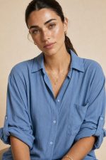 Oversized πουκάμισο σε indigo από viscose ύφασμα. Μαλακό, breathable και ιδανικό για ευαίσθητες επιδερμίδες. Φοριέται και σαν ελαφρύ jacket.