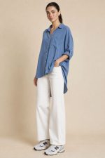 Oversized πουκάμισο σε indigo από viscose ύφασμα. Μαλακό, breathable και ιδανικό για ευαίσθητες επιδερμίδες. Φοριέται και σαν ελαφρύ jacket.