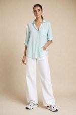 Viscose  oversized πουκάμισο in aqua  Χαρακτηριστικά Προϊόντος • Oversized εφαρμογή – χαλαρή και άνετη • One Size (καλύπτει έως X-Large) • Περιφέρεια στήθους: έως 120 cm • Ύφασμα: Viscose – ελαφρύ & breathable • Φιλικό προς ευαίσθητο δέρμα & άτομα με αλλεργίες • Μανίκια: Roll-up • Φοριέται και ως shirt ή lightweight jacket  Διαστάσεις (flat) • Στήθος: έως 120 cm • Μήκος μπροστά: ~72 cm • Μήκος πίσω: ~76 cm