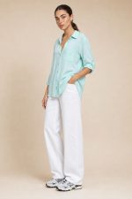 Viscose  oversized πουκάμισο in aqua  Χαρακτηριστικά Προϊόντος • Oversized εφαρμογή – χαλαρή και άνετη • One Size (καλύπτει έως X-Large) • Περιφέρεια στήθους: έως 120 cm • Ύφασμα: Viscose – ελαφρύ & breathable • Φιλικό προς ευαίσθητο δέρμα & άτομα με αλλεργίες • Μανίκια: Roll-up • Φοριέται και ως shirt ή lightweight jacket  Διαστάσεις (flat) • Στήθος: έως 120 cm • Μήκος μπροστά: ~72 cm • Μήκος πίσω: ~76 cm