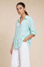 Viscose  oversized πουκάμισο in aqua  Χαρακτηριστικά Προϊόντος • Oversized εφαρμογή – χαλαρή και άνετη • One Size (καλύπτει έως X-Large) • Περιφέρεια στήθους: έως 120 cm • Ύφασμα: Viscose – ελαφρύ & breathable • Φιλικό προς ευαίσθητο δέρμα & άτομα με αλλεργίες • Μανίκια: Roll-up • Φοριέται και ως shirt ή lightweight jacket  Διαστάσεις (flat) • Στήθος: έως 120 cm • Μήκος μπροστά: ~72 cm • Μήκος πίσω: ~76 cm