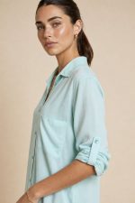 Viscose  oversized πουκάμισο in aqua  Χαρακτηριστικά Προϊόντος • Oversized εφαρμογή – χαλαρή και άνετη • One Size (καλύπτει έως X-Large) • Περιφέρεια στήθους: έως 120 cm • Ύφασμα: Viscose – ελαφρύ & breathable • Φιλικό προς ευαίσθητο δέρμα & άτομα με αλλεργίες • Μανίκια: Roll-up • Φοριέται και ως shirt ή lightweight jacket  Διαστάσεις (flat) • Στήθος: έως 120 cm • Μήκος μπροστά: ~72 cm • Μήκος πίσω: ~76 cm