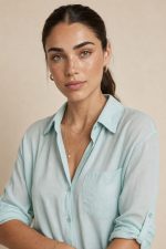 Viscose  oversized πουκάμισο in aqua  Χαρακτηριστικά Προϊόντος • Oversized εφαρμογή – χαλαρή και άνετη • One Size (καλύπτει έως X-Large) • Περιφέρεια στήθους: έως 120 cm • Ύφασμα: Viscose – ελαφρύ & breathable • Φιλικό προς ευαίσθητο δέρμα & άτομα με αλλεργίες • Μανίκια: Roll-up • Φοριέται και ως shirt ή lightweight jacket  Διαστάσεις (flat) • Στήθος: έως 120 cm • Μήκος μπροστά: ~72 cm • Μήκος πίσω: ~76 cm