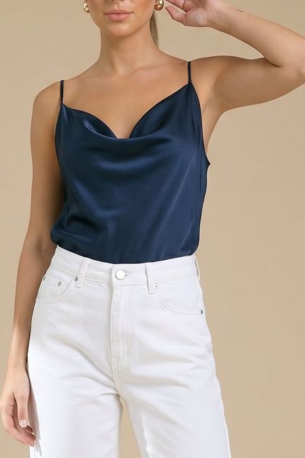Το satin top που κάνει τη διαφορά χωρίς υπερβολές. Το Draped Satin Cami ξεχωρίζει με τη διακριτική draped λεπτομέρεια, προσθέτοντας κίνηση και κομψότητα σε κάθε look. Η σατινέ υφή του είναι απαλή, δροσερή και breathable, ενώ η χαλαρή εφαρμογή αγκαλιάζει το σώμα με effortless τρόπο. Το πιο δυνατό του σημείο; Διπλής όψης design – φοριέται και από την πίσω πλευρά, δίνοντάς σου 2 διαφορετικά looks με ένα κομμάτι. Τα ρυθμιζόμενα ραντάκια εξασφαλίζουν ιδανική εφαρμογή, προσαρμοσμένη σε κάθε σωματότυπο. Styling Mood • Με wide leg παντελόνι → elegant & polished outfit • Με jeans → easy βραδινό look • Με σακάκι → minimal chic layering • Ανάποδα φορεμένο → πιο clean, less draped αισθητική
