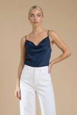 Το satin top που κάνει τη διαφορά χωρίς υπερβολές. Το Draped Satin Cami ξεχωρίζει με τη διακριτική draped λεπτομέρεια, προσθέτοντας κίνηση και κομψότητα σε κάθε look. Η σατινέ υφή του είναι απαλή, δροσερή και breathable, ενώ η χαλαρή εφαρμογή αγκαλιάζει το σώμα με effortless τρόπο. Το πιο δυνατό του σημείο; Διπλής όψης design – φοριέται και από την πίσω πλευρά, δίνοντάς σου 2 διαφορετικά looks με ένα κομμάτι. Τα ρυθμιζόμενα ραντάκια εξασφαλίζουν ιδανική εφαρμογή, προσαρμοσμένη σε κάθε σωματότυπο. Styling Mood • Με wide leg παντελόνι → elegant & polished outfit • Με jeans → easy βραδινό look • Με σακάκι → minimal chic layering • Ανάποδα φορεμένο → πιο clean, less draped αισθητική