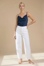 Το satin top που κάνει τη διαφορά χωρίς υπερβολές. Το Draped Satin Cami ξεχωρίζει με τη διακριτική draped λεπτομέρεια, προσθέτοντας κίνηση και κομψότητα σε κάθε look. Η σατινέ υφή του είναι απαλή, δροσερή και breathable, ενώ η χαλαρή εφαρμογή αγκαλιάζει το σώμα με effortless τρόπο. Το πιο δυνατό του σημείο; Διπλής όψης design – φοριέται και από την πίσω πλευρά, δίνοντάς σου 2 διαφορετικά looks με ένα κομμάτι. Τα ρυθμιζόμενα ραντάκια εξασφαλίζουν ιδανική εφαρμογή, προσαρμοσμένη σε κάθε σωματότυπο. Styling Mood • Με wide leg παντελόνι → elegant & polished outfit • Με jeans → easy βραδινό look • Με σακάκι → minimal chic layering • Ανάποδα φορεμένο → πιο clean, less draped αισθητική