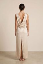 • Τύπος: Maxi satin φόρεμα • Design: Draped μπροστά & ανοιχτή πλάτη (crossover) λαστιχό πίσω στη μέση  • Εφαρμογή: Κανονική προς χαλαρή Ανοιγμα στο πίσω μέρος πίσω  • Ύφασμα: Σατινέ συνθετικό • Υφή: Λεία, απαλή & δροσερή , δεν διαφανίζει • Μέγεθος: One Size (καλύπτει έως Large)