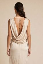 • Τύπος: Maxi satin φόρεμα • Design: Draped μπροστά & ανοιχτή πλάτη (crossover) λαστιχό πίσω στη μέση  • Εφαρμογή: Κανονική προς χαλαρή Ανοιγμα στο πίσω μέρος πίσω  • Ύφασμα: Σατινέ συνθετικό • Υφή: Λεία, απαλή & δροσερή , δεν διαφανίζει • Μέγεθος: One Size (καλύπτει έως Large)