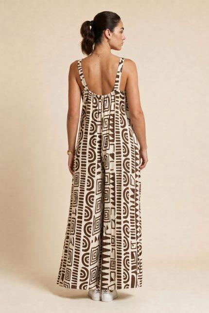 Oversized Ολόσωμη Φόρμα in brown Η απόλυτη oversized ολόσωμη φόρμα για effortless καλοκαιρινές εμφανίσεις. Η Oversized Jumpsuit in brown  ξεχωρίζει για την αέρινη γραμμή της και το minimal geometric pattern που χαρίζει elevated boho αισθητική. Διαθέτει loose εφαρμογή με φαρδιές τιράντες και βαθύ V ντεκολτέ, προσφέροντας άνεση και κομψότητα από το πρωί έως το βράδυ. Το δροσερό και breathable ύφασμά της αφήνει το σώμα να αναπνέει, ενώ η απαλή υφή την κάνει ιδανική ακόμη και για ευαίσθητα ή αλλεργικά δέρματα. Styling Tip Συνδύασέ τη με flat sandals και oversized ψάθινη τσάντα για relaxed island look ή με chunky κοσμήματα και πλατφόρμες για πιο elevated καλοκαιρινό outfit.