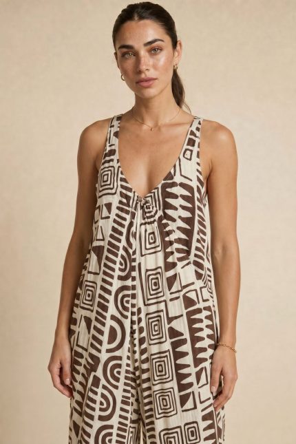 Oversized Ολόσωμη Φόρμα in brown Η απόλυτη oversized ολόσωμη φόρμα για effortless καλοκαιρινές εμφανίσεις. Η Oversized Jumpsuit in brown  ξεχωρίζει για την αέρινη γραμμή της και το minimal geometric pattern που χαρίζει elevated boho αισθητική. Διαθέτει loose εφαρμογή με φαρδιές τιράντες και βαθύ V ντεκολτέ, προσφέροντας άνεση και κομψότητα από το πρωί έως το βράδυ. Το δροσερό και breathable ύφασμά της αφήνει το σώμα να αναπνέει, ενώ η απαλή υφή την κάνει ιδανική ακόμη και για ευαίσθητα ή αλλεργικά δέρματα. Styling Tip Συνδύασέ τη με flat sandals και oversized ψάθινη τσάντα για relaxed island look ή με chunky κοσμήματα και πλατφόρμες για πιο elevated καλοκαιρινό outfit.