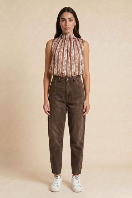Carrot Fit Cotton Jeans in Brown Το απόλυτο everyday denim με elevated αισθητική. Το Carrot Fit Cotton Jeans in Brown συνδυάζει άνεση και minimal styling μέσα από τη διαχρονική carrot fit γραμμή του. Διαθέτει ψηλόμεση εφαρμογή που αγκαλιάζει σωστά τη μέση και χαλαρώνει διακριτικά στους γοφούς και τα πόδια, δημιουργώντας effortless σιλουέτα που κολακεύει το σώμα. Η washed brown απόχρωση δίνει premium χαρακτήρα και συνδυάζεται εύκολα με neutral tops, oversized shirts και basic rib pieces για casual chic looks όλη μέρα. Styling Tip Συνδύασέ το με τη satin cami top ή με oversized πουκάμισο από τη συλλογή μας για elevated καθημερινό look. Για πιο relaxed αισθητική, φόρεσέ το με rib tank top και sneakers.