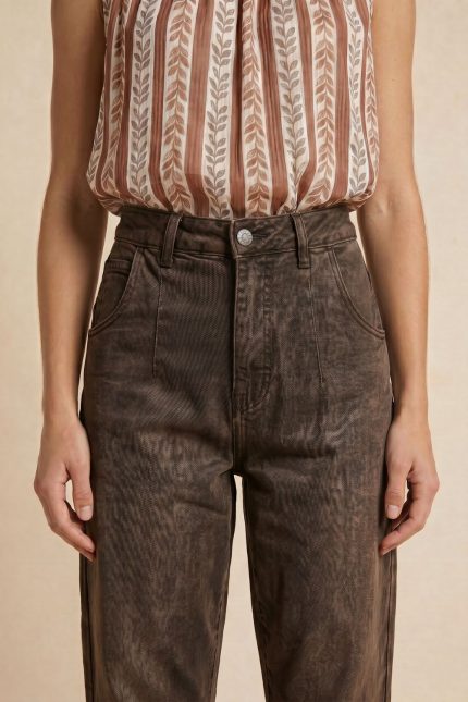 Carrot Fit Cotton Jeans in Brown Το απόλυτο everyday denim με elevated αισθητική. Το Carrot Fit Cotton Jeans in Brown συνδυάζει άνεση και minimal styling μέσα από τη διαχρονική carrot fit γραμμή του. Διαθέτει ψηλόμεση εφαρμογή που αγκαλιάζει σωστά τη μέση και χαλαρώνει διακριτικά στους γοφούς και τα πόδια, δημιουργώντας effortless σιλουέτα που κολακεύει το σώμα. Η washed brown απόχρωση δίνει premium χαρακτήρα και συνδυάζεται εύκολα με neutral tops, oversized shirts και basic rib pieces για casual chic looks όλη μέρα. Styling Tip Συνδύασέ το με τη satin cami top ή με oversized πουκάμισο από τη συλλογή μας για elevated καθημερινό look. Για πιο relaxed αισθητική, φόρεσέ το με rib tank top και sneakers.