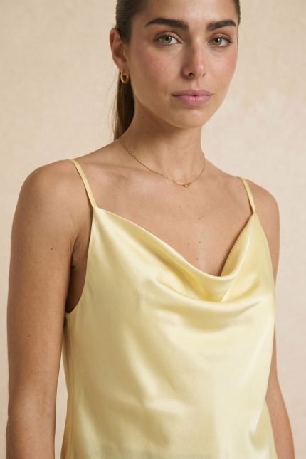 Draped Satin Cami Top in yellow Κωδικός: 17096  Χαρακτηριστικά Προϊόντος • Design: Draped μπροστά • Εφαρμογή: Κανονική προς χαλαρή • Ύφασμα: Premium synthetic satin • Υφή: Λεία, απαλή & δροσερή • Ιδιότητες: Non iron, breathable • Extra: Διπλής όψης (reversible) • Μέγεθος: One Size (καλύπτει έως Large)