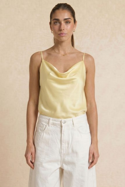 Draped Satin Cami Top in yellow Κωδικός: 17096  Χαρακτηριστικά Προϊόντος • Design: Draped μπροστά • Εφαρμογή: Κανονική προς χαλαρή • Ύφασμα: Premium synthetic satin • Υφή: Λεία, απαλή & δροσερή • Ιδιότητες: Non iron, breathable • Extra: Διπλής όψης (reversible) • Μέγεθος: One Size (καλύπτει έως Large)