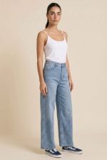 Wide Leg Ψηλόμεσο Τζιν Παντελόνι με Strass Τσέπη Το Wide Leg Ψηλόμεσο Τζιν Παντελόνι με Strass Τσέπη είναι το denim piece που συνδυάζει effortless άνεση με elevated λεπτομέρειες. Με ψηλόμεση εφαρμογή, wide leg γραμμή και μαλακό ελαστικό βαμβακερό denim, αγκαλιάζει το σώμα χωρίς να πιέζει και προσφέρει άνεση όλη μέρα. Η minimal strass λεπτομέρεια στην πίσω τσέπη χαρίζει διακριτική λάμψη και κάνει το jeans να ξεχωρίζει. Η wide leg γραμμή του δημιουργεί elegant silhouette και ταιριάζει ιδανικά από casual city looks μέχρι πιο elevated καθημερινά outfits.  Styling Tip Συνδύασέ το με rib top ή σατινέ cami top από τη συλλογή μας και sneakers για effortless καθημερινό look ή με πέδιλα για elevated casual εμφανίσεις.