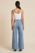 Wide Leg Ψηλόμεσο Τζιν Παντελόνι με Strass Τσέπη Το Wide Leg Ψηλόμεσο Τζιν Παντελόνι με Strass Τσέπη είναι το denim piece που συνδυάζει effortless άνεση με elevated λεπτομέρειες. Με ψηλόμεση εφαρμογή, wide leg γραμμή και μαλακό ελαστικό βαμβακερό denim, αγκαλιάζει το σώμα χωρίς να πιέζει και προσφέρει άνεση όλη μέρα. Η minimal strass λεπτομέρεια στην πίσω τσέπη χαρίζει διακριτική λάμψη και κάνει το jeans να ξεχωρίζει. Η wide leg γραμμή του δημιουργεί elegant silhouette και ταιριάζει ιδανικά από casual city looks μέχρι πιο elevated καθημερινά outfits.  Styling Tip Συνδύασέ το με rib top ή σατινέ cami top από τη συλλογή μας και sneakers για effortless καθημερινό look ή με πέδιλα για elevated casual εμφανίσεις.
