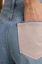 Wide Leg Ψηλόμεσο Τζιν Παντελόνι με Strass Τσέπη Το Wide Leg Ψηλόμεσο Τζιν Παντελόνι με Strass Τσέπη είναι το denim piece που συνδυάζει effortless άνεση με elevated λεπτομέρειες. Με ψηλόμεση εφαρμογή, wide leg γραμμή και μαλακό ελαστικό βαμβακερό denim, αγκαλιάζει το σώμα χωρίς να πιέζει και προσφέρει άνεση όλη μέρα. Η minimal strass λεπτομέρεια στην πίσω τσέπη χαρίζει διακριτική λάμψη και κάνει το jeans να ξεχωρίζει. Η wide leg γραμμή του δημιουργεί elegant silhouette και ταιριάζει ιδανικά από casual city looks μέχρι πιο elevated καθημερινά outfits.  Styling Tip Συνδύασέ το με rib top ή σατινέ cami top από τη συλλογή μας και sneakers για effortless καθημερινό look ή με πέδιλα για elevated casual εμφανίσεις.