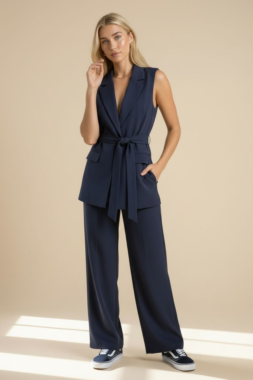 Navy Σετ Γιλέκο και Παντελόνι Minimal, κομψό και effortlessly chic, το Navy Σετ Γιλέκο και Παντελόνι είναι το απόλυτο co-ord set για all day εμφανίσεις με elevated αισθητική. Το αμάνικο tailored γιλέκο με ζώνη στη μέση δημιουργεί κομψή σιλουέτα και συνδυάζεται τέλεια με το άνετο ίσιο παντελόνι, προσφέροντας sophisticated look χωρίς να χάνει σε άνεση. Το ύφασμά του έχει μαλακή αίσθηση, στρώνει υπέροχα στο σώμα και είναι ιδανικό τόσο για office looks όσο και για πιο stylish καθημερινές εμφανίσεις. Styling Tip Συνδύασέ το με λευκό rib top ή σατινέ lingerie top από τη συλλογή μας για elegant minimal looks από το πρωί μέχρι το βράδυ. Navy Σετ Γιλέκο και Παντελόνι Minimal, κομψό και effortlessly chic, το Navy Σετ Γιλέκο και Παντελόνι είναι το απόλυτο co-ord set για all day εμφανίσεις με elevated αισθητική. Το αμάνικο tailored γιλέκο με ζώνη στη μέση δημιουργεί κομψή σιλουέτα και συνδυάζεται τέλεια με το άνετο ίσιο παντελόνι, προσφέροντας sophisticated look χωρίς να χάνει σε άνεση. Το ύφασμά του έχει μαλακή αίσθηση, στρώνει υπέροχα στο σώμα και είναι ιδανικό τόσο για office looks όσο και για πιο stylish καθημερινές εμφανίσεις. Styling Tip Συνδύασέ το με λευκό rib top ή σατινέ lingerie top από τη συλλογή μας για elegant minimal looks από το πρωί μέχρι το βράδυ.