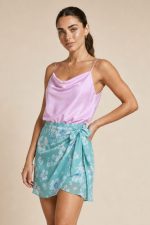 Draped Satin Cami Top in baby pink Κωδικός: 17096  Χαρακτηριστικά Προϊόντος • Design: Draped μπροστά • Εφαρμογή: Κανονική προς χαλαρή • Ύφασμα: Premium synthetic satin • Υφή: Λεία, απαλή & δροσερή • Ιδιότητες: Non iron, breathable • Extra: Διπλής όψης (reversible) • Μέγεθος: One Size (καλύπτει έως Large)
