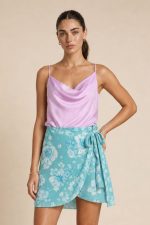 Draped Satin Cami Top in baby pink Κωδικός: 17096  Χαρακτηριστικά Προϊόντος • Design: Draped μπροστά • Εφαρμογή: Κανονική προς χαλαρή • Ύφασμα: Premium synthetic satin • Υφή: Λεία, απαλή & δροσερή • Ιδιότητες: Non iron, breathable • Extra: Διπλής όψης (reversible) • Μέγεθος: One Size (καλύπτει έως Large)
