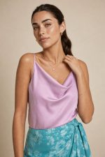 Draped Satin Cami Top in baby pink Κωδικός: 17096  Χαρακτηριστικά Προϊόντος • Design: Draped μπροστά • Εφαρμογή: Κανονική προς χαλαρή • Ύφασμα: Premium synthetic satin • Υφή: Λεία, απαλή & δροσερή • Ιδιότητες: Non iron, breathable • Extra: Διπλής όψης (reversible) • Μέγεθος: One Size (καλύπτει έως Large)