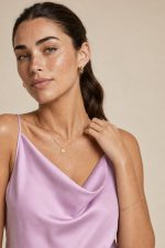 Draped Satin Cami Top in baby pink Κωδικός: 17096  Χαρακτηριστικά Προϊόντος • Design: Draped μπροστά • Εφαρμογή: Κανονική προς χαλαρή • Ύφασμα: Premium synthetic satin • Υφή: Λεία, απαλή & δροσερή • Ιδιότητες: Non iron, breathable • Extra: Διπλής όψης (reversible) • Μέγεθος: One Size (καλύπτει έως Large)