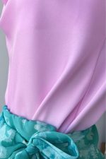 Draped Satin Cami Top in baby pink Κωδικός: 17096  Χαρακτηριστικά Προϊόντος • Design: Draped μπροστά • Εφαρμογή: Κανονική προς χαλαρή • Ύφασμα: Premium synthetic satin • Υφή: Λεία, απαλή & δροσερή • Ιδιότητες: Non iron, breathable • Extra: Διπλής όψης (reversible) • Μέγεθος: One Size (καλύπτει έως Large)