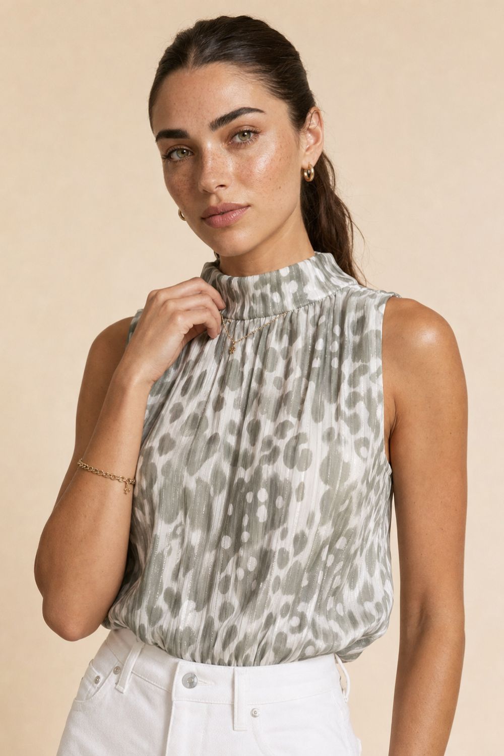 Animal Print Neckhalter Top in Sage Το Animal Print Neckhalter Top in Sage είναι το απόλυτο statement κομμάτι για chic καλοκαιρινές εμφανίσεις με elegant boho αισθητική. Το ιδιαίτερο animal print σε sage αποχρώσεις συνδυάζεται με διακριτική glitter κλωστή μέσα στο pattern, χαρίζοντας subtle λάμψη και elevated αποτέλεσμα. Η balloon fit γραμμή αγκαλιάζει άνετα το σώμα, ενώ το neckhalter δέσιμο με κουμπάκια στον λαιμό δημιουργεί θηλυκή και sophisticated σιλουέτα. Το λάστιχο στο τελείωμα προσφέρει άνεση και όμορφο στρώσιμο στο σώμα. Το ύφασμα με viscose φόδρα εσωτερικά και crepe εξωτερικά είναι εξαιρετικά μαλακό, breathable και ιδανικό ακόμα και για ευαίσθητο δέρμα. Styling Tip Συνδύασέ το με λινή παντελόνα ή wide leg jeans από τη συλλογή μας για effortless chic looks ή φόρεσέ το με satin φούστα και χρυσά αξεσουάρ για πιο elevated βραδινές εμφανίσεις. Animal Print Neckhalter Top in Sage Το Animal Print Neckhalter Top in Sage είναι το απόλυτο statement κομμάτι για chic καλοκαιρινές εμφανίσεις με elegant boho αισθητική. Το ιδιαίτερο animal print σε sage αποχρώσεις συνδυάζεται με διακριτική glitter κλωστή μέσα στο pattern, χαρίζοντας subtle λάμψη και elevated αποτέλεσμα. Η balloon fit γραμμή αγκαλιάζει άνετα το σώμα, ενώ το neckhalter δέσιμο με κουμπάκια στον λαιμό δημιουργεί θηλυκή και sophisticated σιλουέτα. Το λάστιχο στο τελείωμα προσφέρει άνεση και όμορφο στρώσιμο στο σώμα. Το ύφασμα με viscose φόδρα εσωτερικά και crepe εξωτερικά είναι εξαιρετικά μαλακό, breathable και ιδανικό ακόμα και για ευαίσθητο δέρμα. Styling Tip Συνδύασέ το με λινή παντελόνα ή wide leg jeans από τη συλλογή μας για effortless chic looks ή φόρεσέ το με satin φούστα και χρυσά αξεσουάρ για πιο elevated βραδινές εμφανίσεις.