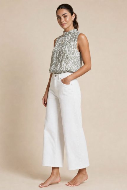 Animal Print Neckhalter Top in Sage Το Animal Print Neckhalter Top in Sage είναι το απόλυτο statement κομμάτι για chic καλοκαιρινές εμφανίσεις με elegant boho αισθητική. Το ιδιαίτερο animal print σε sage αποχρώσεις συνδυάζεται με διακριτική glitter κλωστή μέσα στο pattern, χαρίζοντας subtle λάμψη και elevated αποτέλεσμα. Η balloon fit γραμμή αγκαλιάζει άνετα το σώμα, ενώ το neckhalter δέσιμο με κουμπάκια στον λαιμό δημιουργεί θηλυκή και sophisticated σιλουέτα. Το λάστιχο στο τελείωμα προσφέρει άνεση και όμορφο στρώσιμο στο σώμα. Το ύφασμα με viscose φόδρα εσωτερικά και crepe εξωτερικά είναι εξαιρετικά μαλακό, breathable και ιδανικό ακόμα και για ευαίσθητο δέρμα. Styling Tip Συνδύασέ το με λινή παντελόνα ή wide leg jeans από τη συλλογή μας για effortless chic looks ή φόρεσέ το με satin φούστα και χρυσά αξεσουάρ για πιο elevated βραδινές εμφανίσεις.