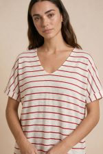 Ριγέ t-shirt viscose Κωδ¨22526 Χαρακτηριστικά Προϊόντος • Ύφασμα: Viscose – linen  blend • Γραμμή: Oversized • Εφαρμογή: Άνετη & αέρινη • Λαιμόκοψη: V neckline • Σχέδιο: Ριγέ melange • Υφή: Πολύ μαλακή & breathable • Δεν τσιμπάει • Κατάλληλο για ευαίσθητα δέρματα & άτομα με αλλεργίες • Ανάλαφρη καλοκαιρινή αίσθηση • Ιδανικό για καθημερινό & resort styling  Διαστάσεις • Στήθος: έως 120 cm • Μέση: έως 120 cm • Περιφέρεια: έως 125 cm • Μήκος: κανονικό Φροντίδα • Πλύσιμο έως 30°C • Χωρίς στύψιμο • Φυσικό στέγνωμα